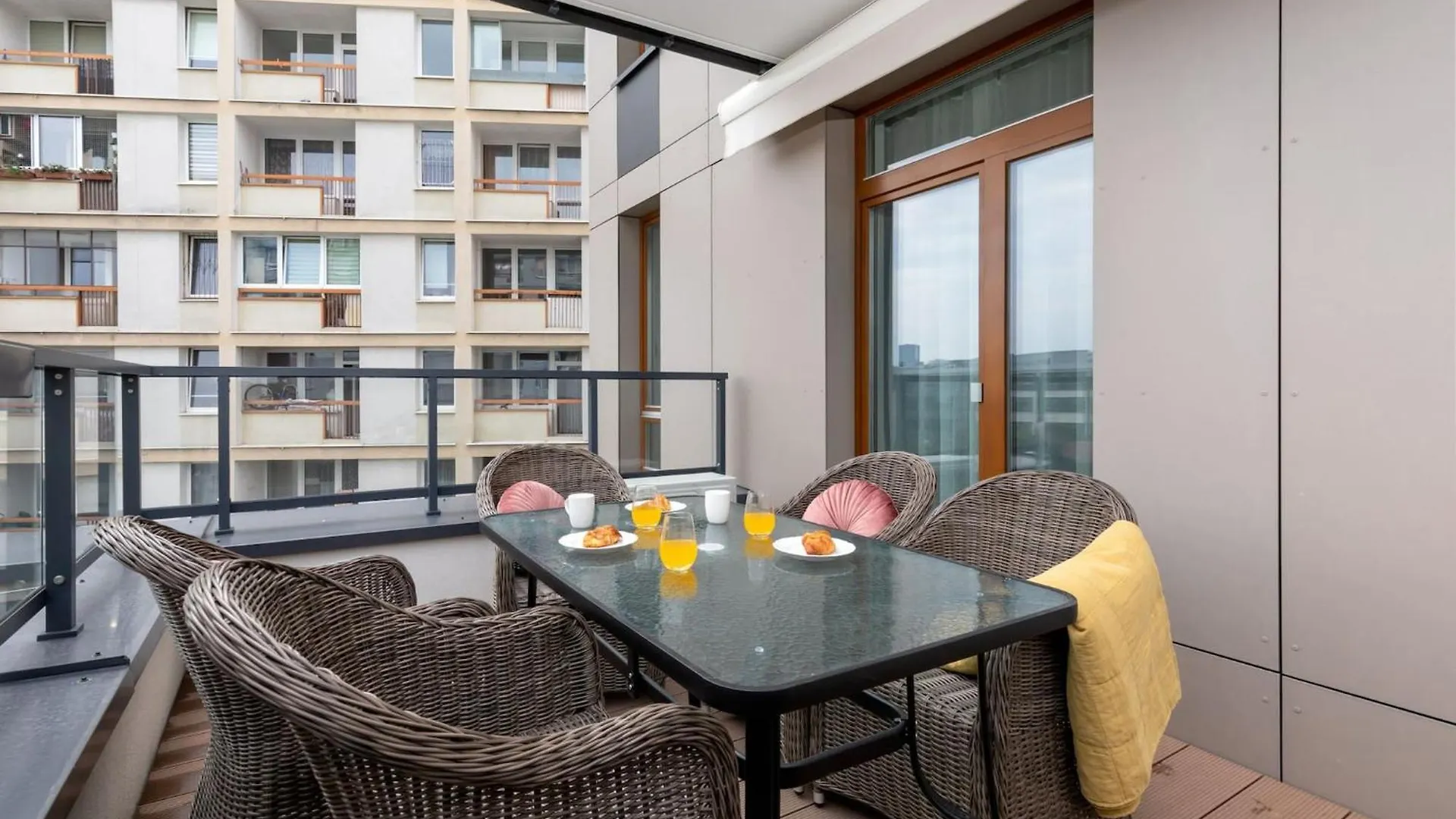 Aleja Solidarnosci 60B II By Noclegi Renters Warsaw 0*,  Poland